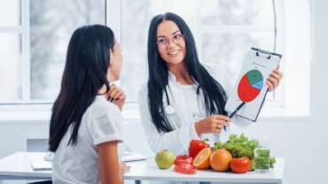 girl understanding the importance of calories from her nutritionist